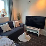 アパート Cozy & Modern - Easy Access To And Airport
