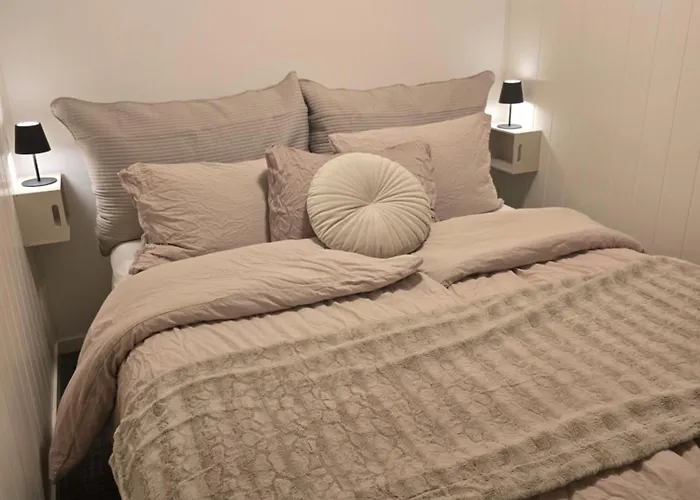 Cozy Apartment, No Parking November To April *